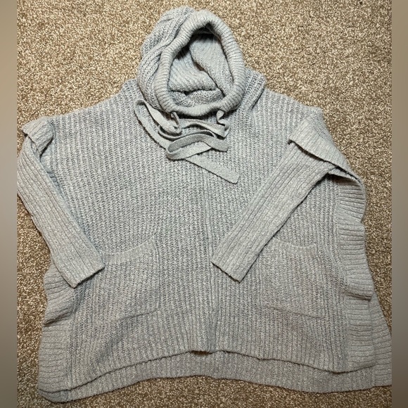 Trendy Sweater with Hood and pockets - Picture 3 of 7